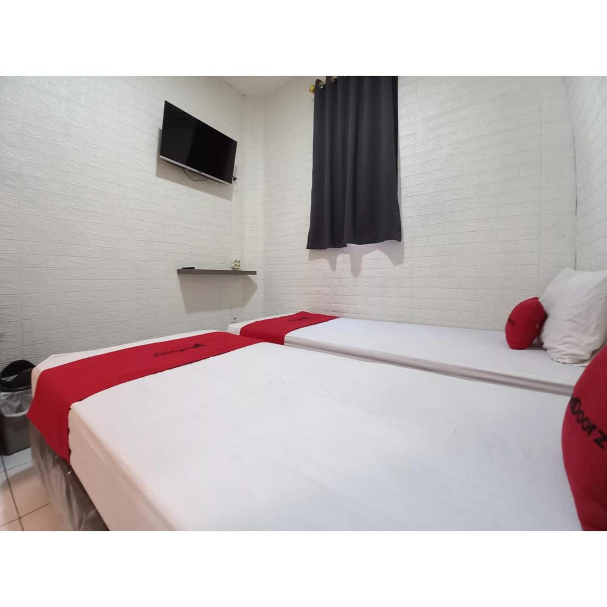 Reddoorz At Luxury Homestay Near Kantor Regional II Bkn Surabaya 诗都阿佐 外观 照片