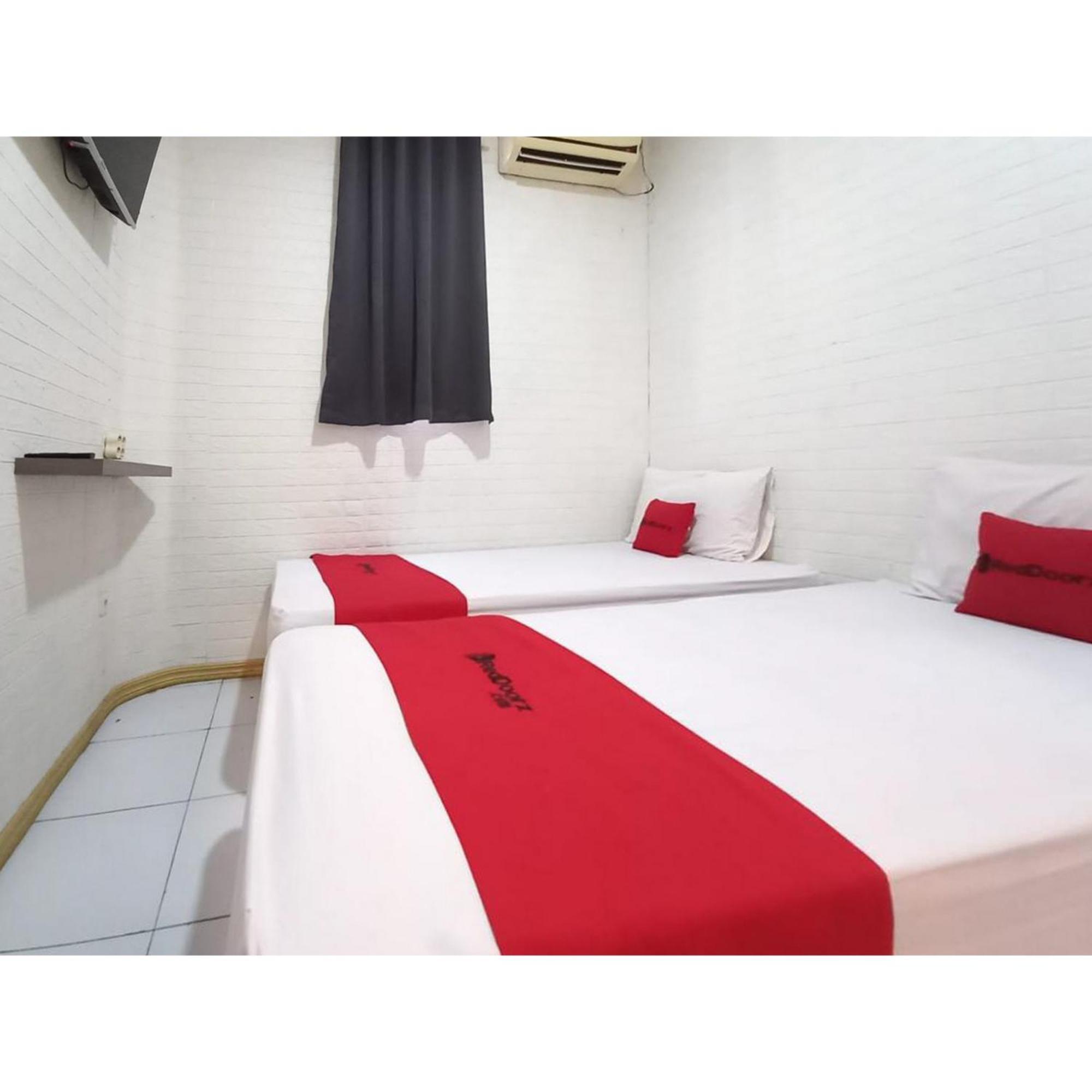 Reddoorz At Luxury Homestay Near Kantor Regional II Bkn Surabaya 诗都阿佐 外观 照片