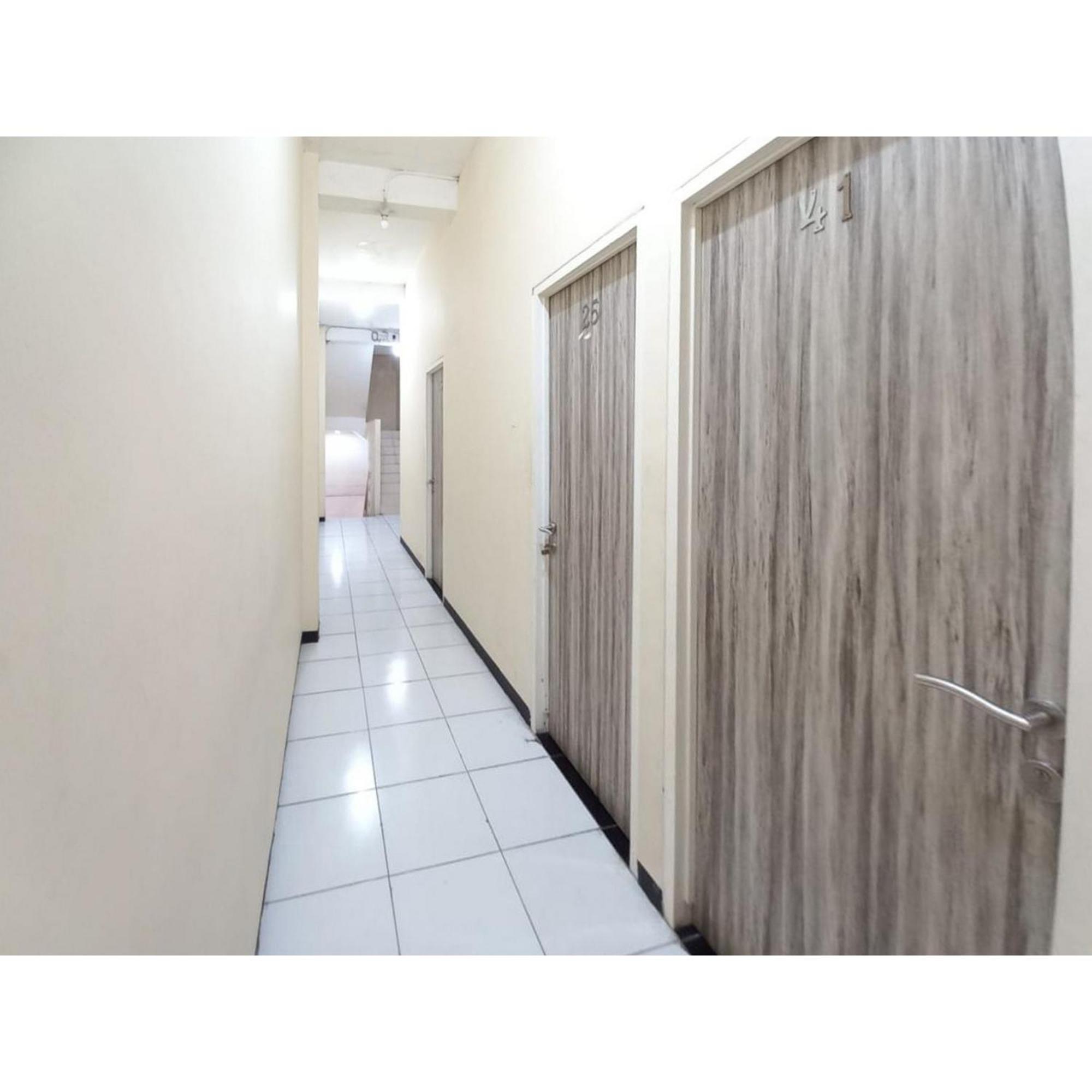 Reddoorz At Luxury Homestay Near Kantor Regional II Bkn Surabaya 诗都阿佐 外观 照片